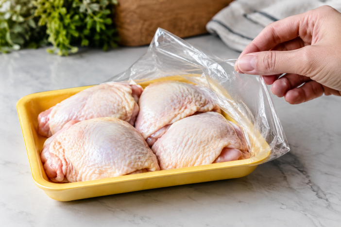 why does chicken smell like sulfur when you open the package Why Does Chicken Smell Like Sulfur When You Open the Package?